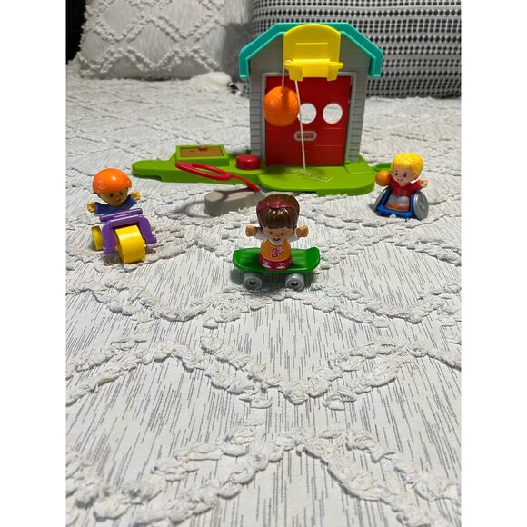 Fisher-Price Little People Big Helpers Garage With figures and Accessories - Picture 1 of 9